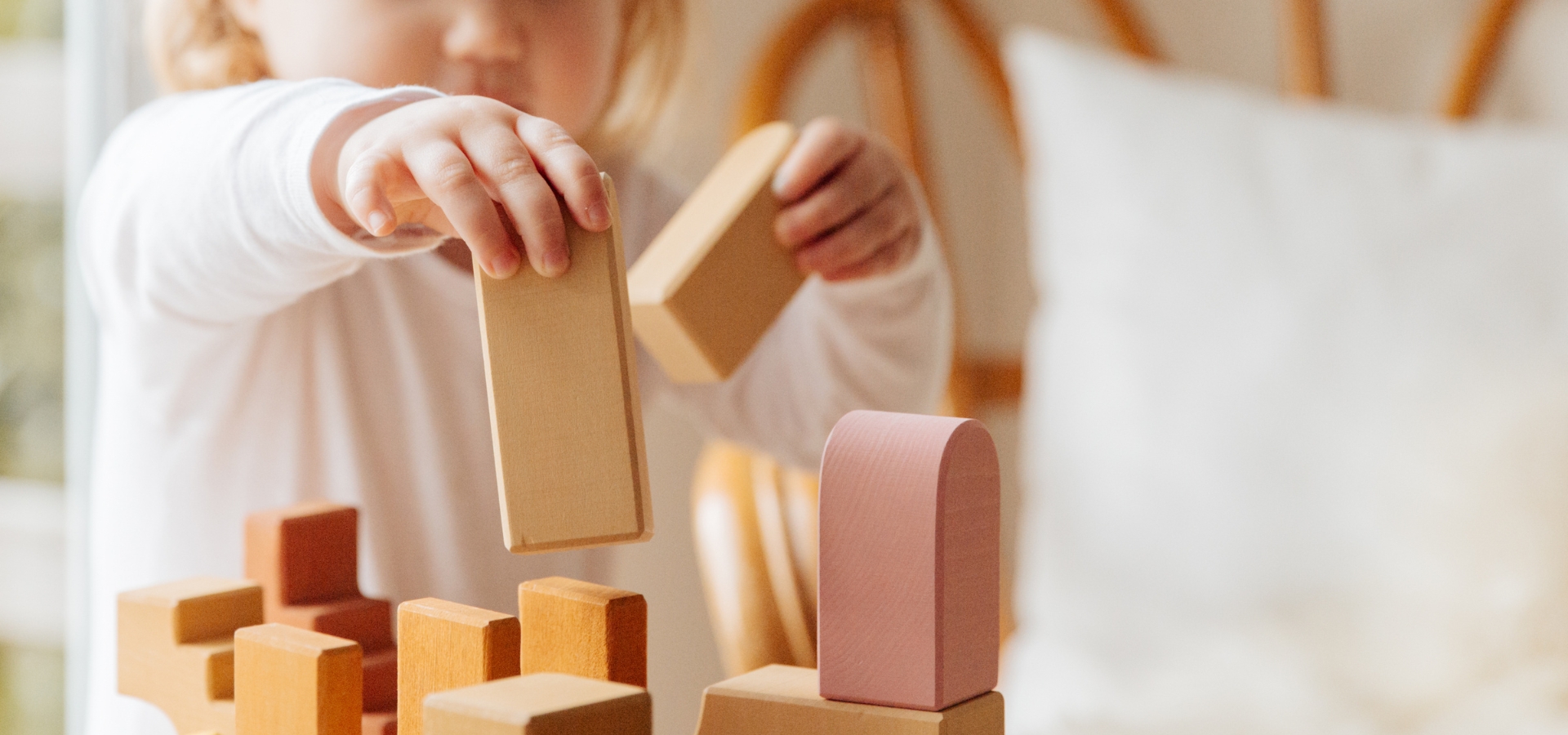 Trẻ nhỏ và 7 giai đoạn chơi xếp hình khối (Block play)